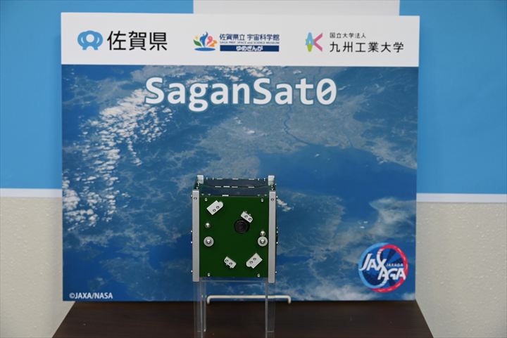 SaganSatパネルと衛星模型