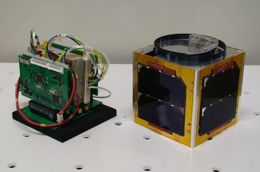 鳳龍の環境試験モデル（左）と衛星モックアップ（右）