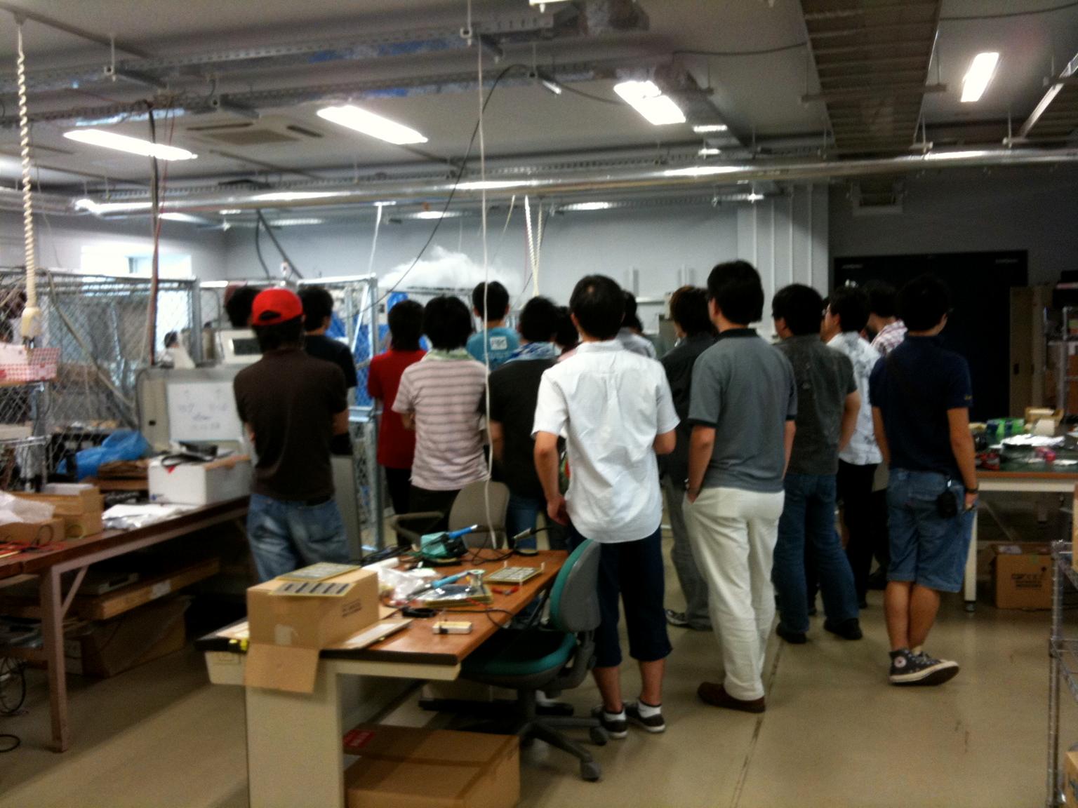 熱真空試験を見守る参加者達