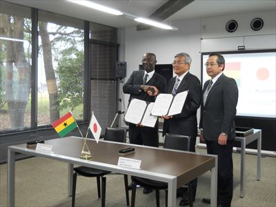 協定書、契約書への調印を終えて、握手を交わすANUC・Donkor学長（左）、松永学長（中央）、水垣工学府長（右）